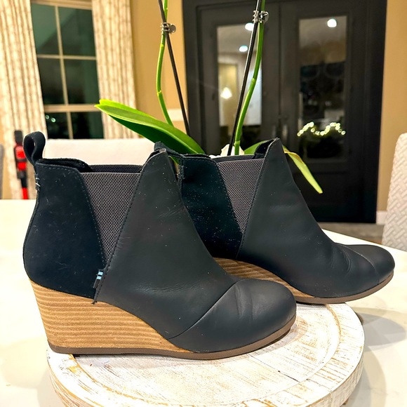 Almost new only wore once. Size 8 Kelsey TOMS wedged booties - Picture 2 of 7